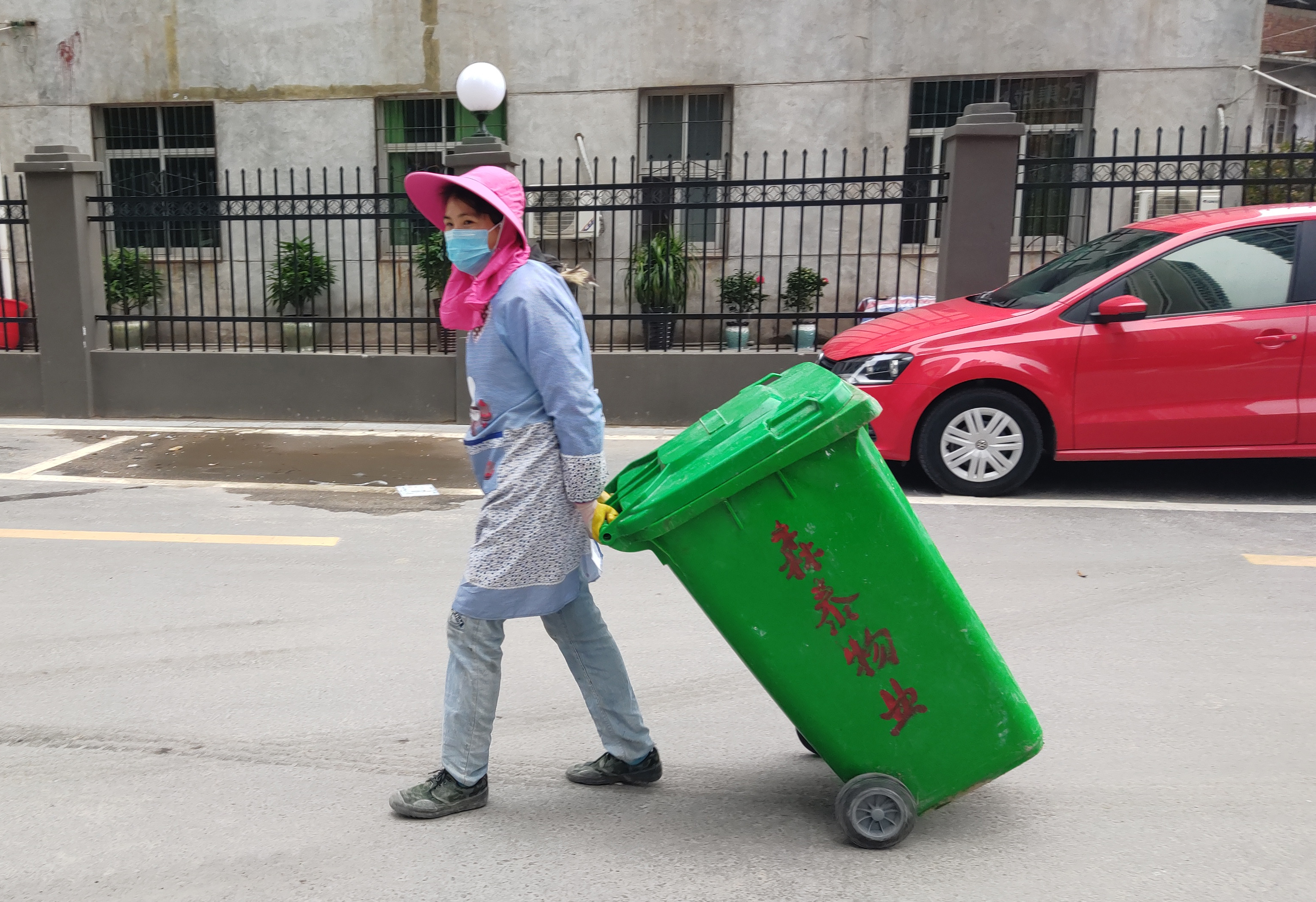 环卫保洁不留死角  温礼明拍于石城万象广场  13879771578.jpg