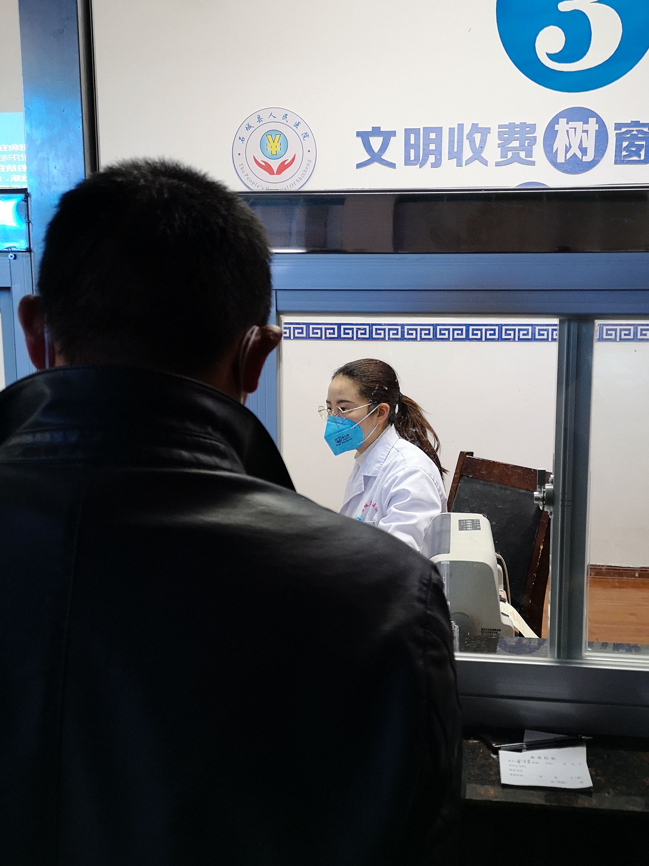 坚守岗位  摄影：石城县摄影协会朱伟岭 拍摄地点：石城县人民医院.jpg