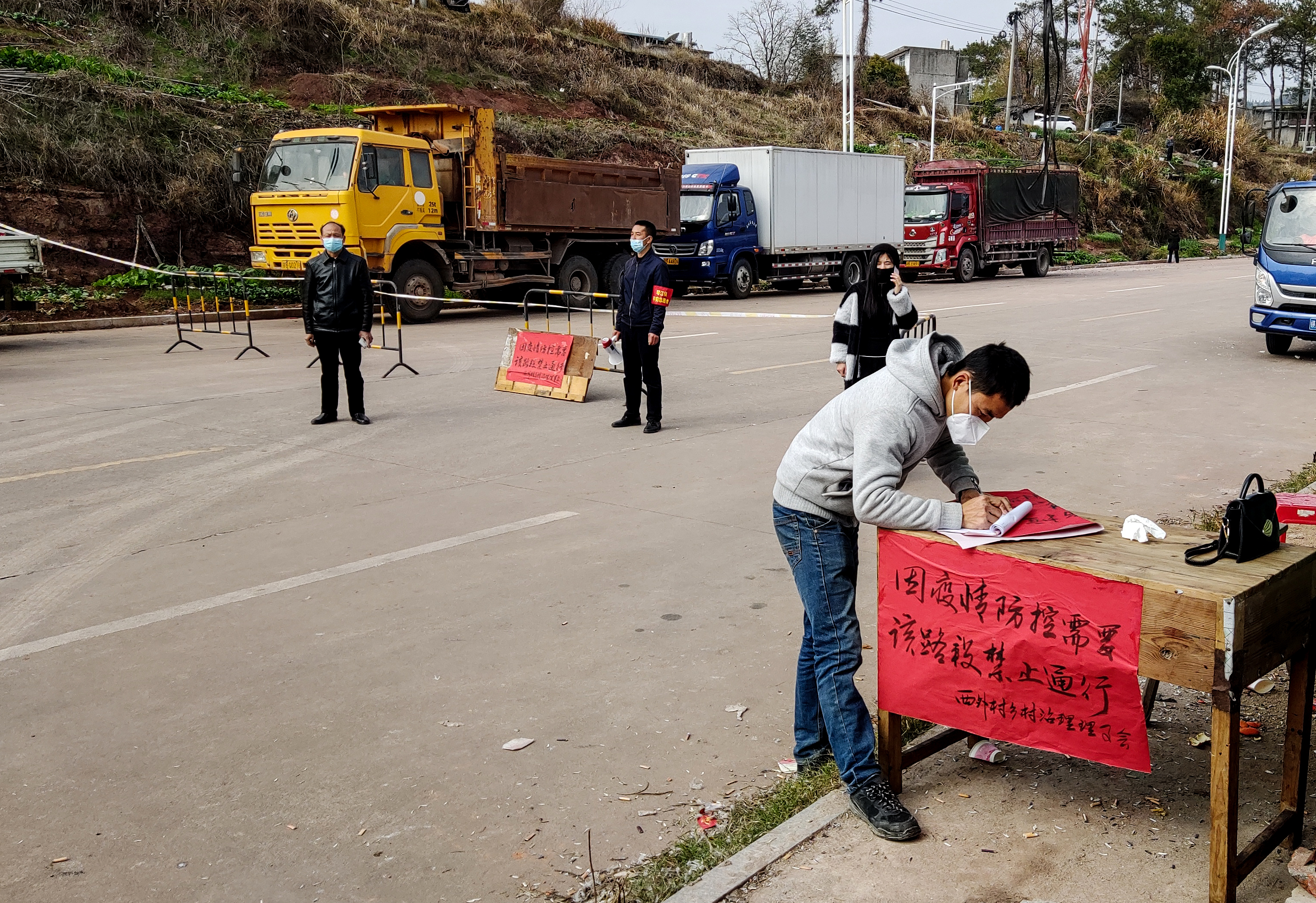 严防设卡   温礼明拍于石城西外村莲城北路   13879771578.jpg