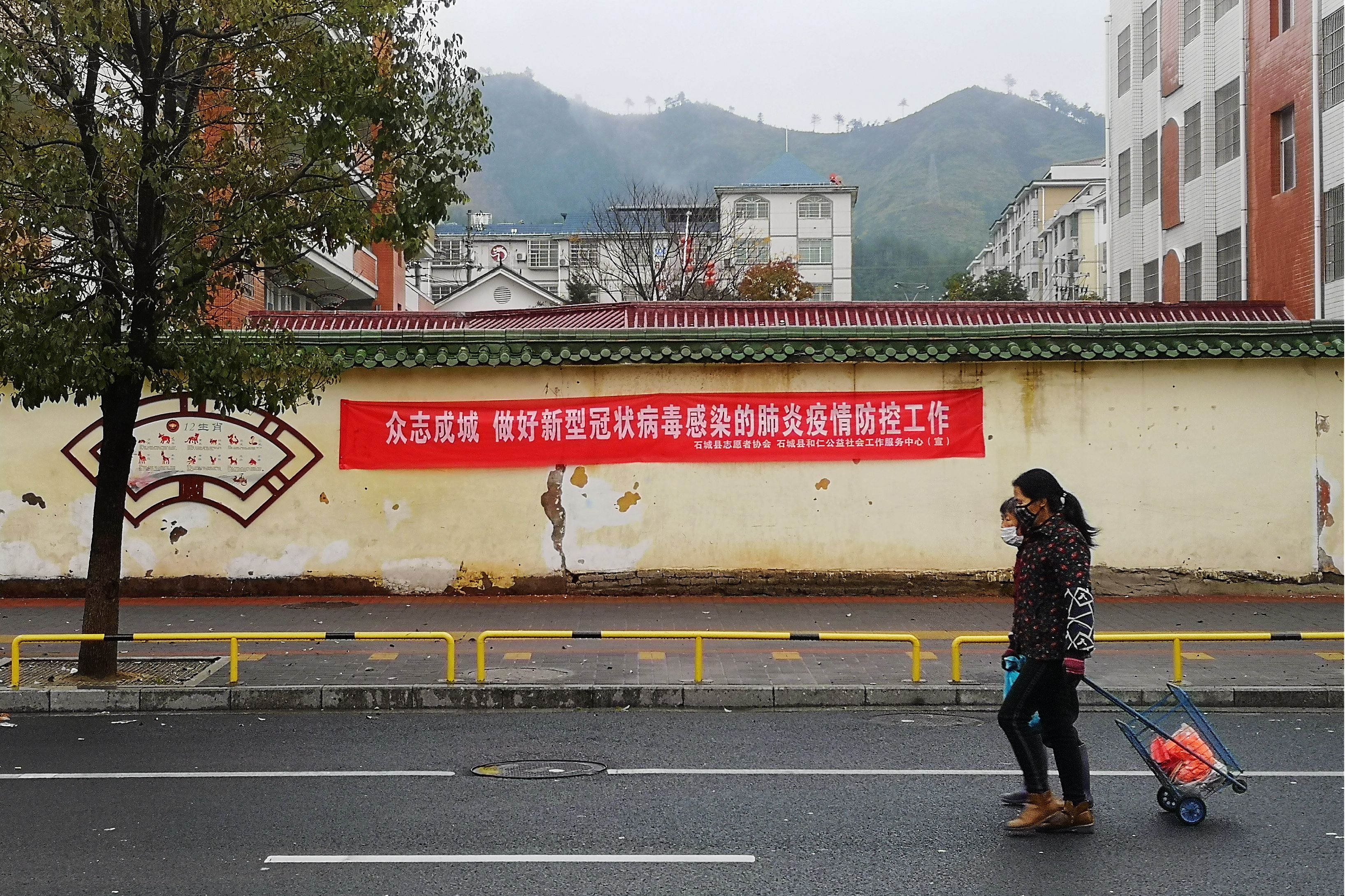 众志成城，做好新冠肺炎疫情防控工作  摄影：石城县摄影协会朱伟岭 拍摄地点：石城县琴江镇.jpg