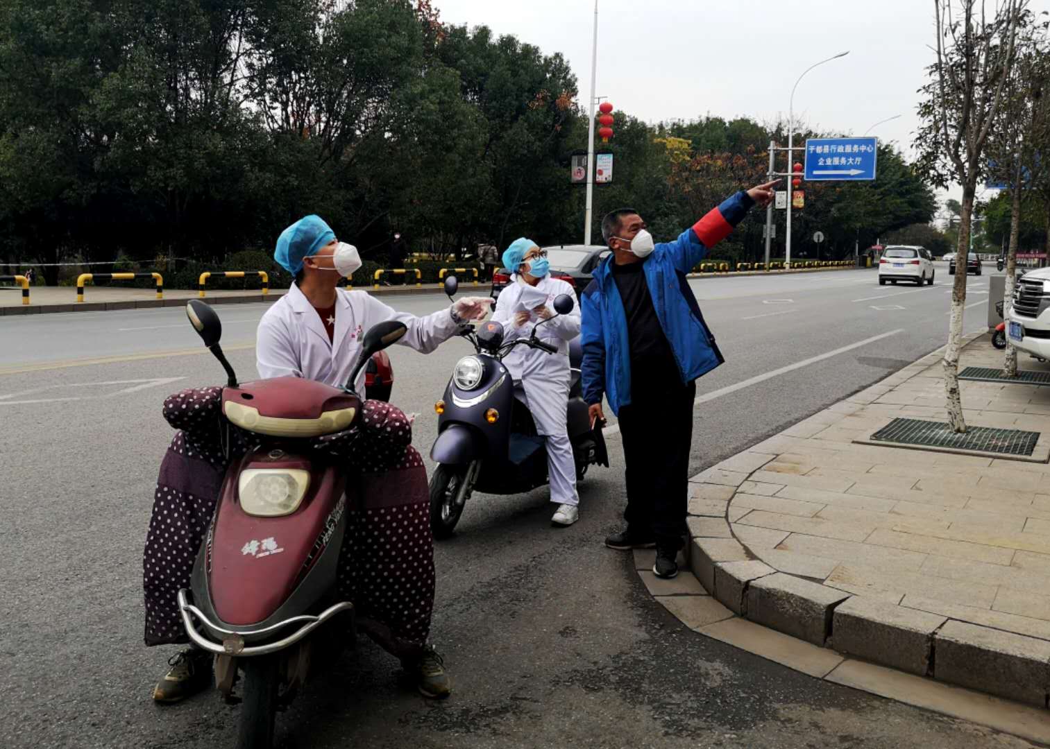 配合医生上户巡访 肖继岳.JPG