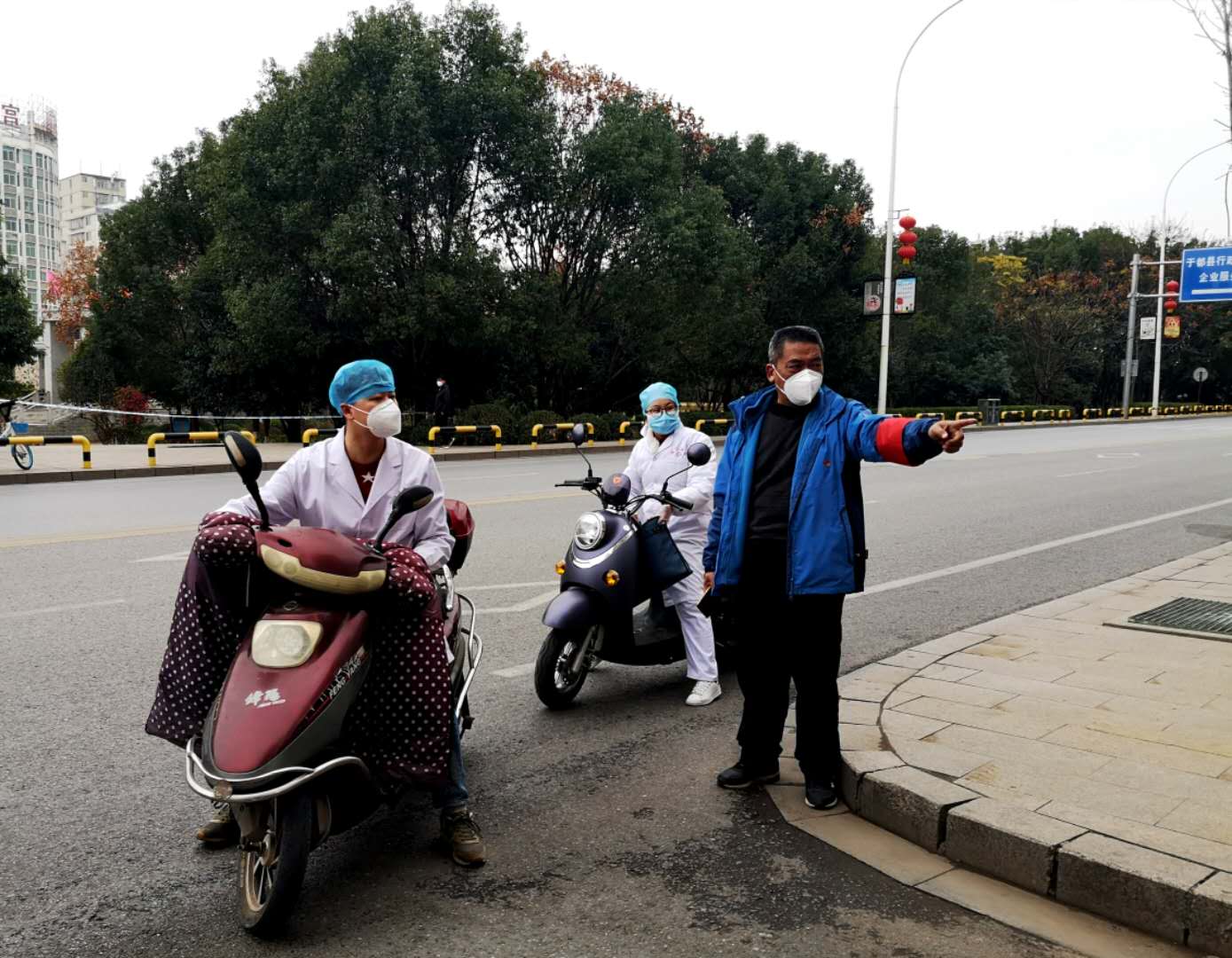 协助医生上户调查 肖继岳.JPG