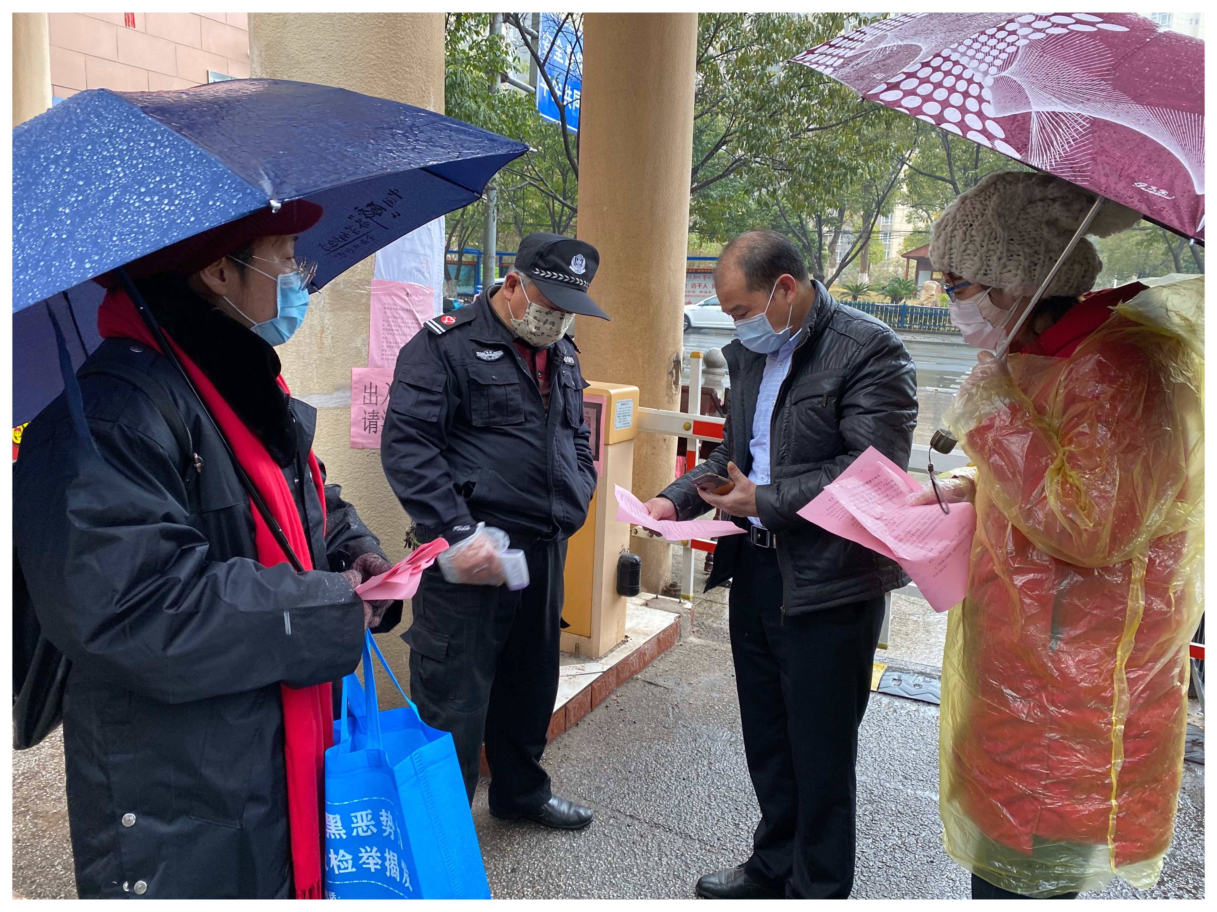 章贡区—-蓝建民—-“疫情宣传风雨无阻”.jpg